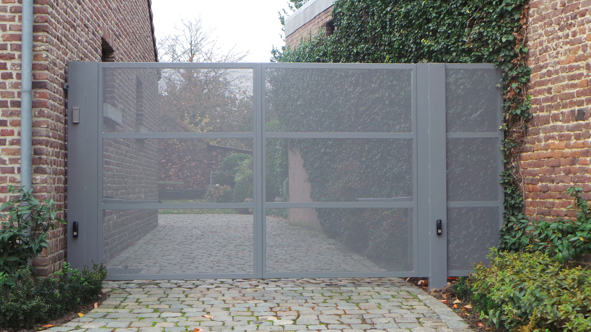 Moderne poort met perfo plaat