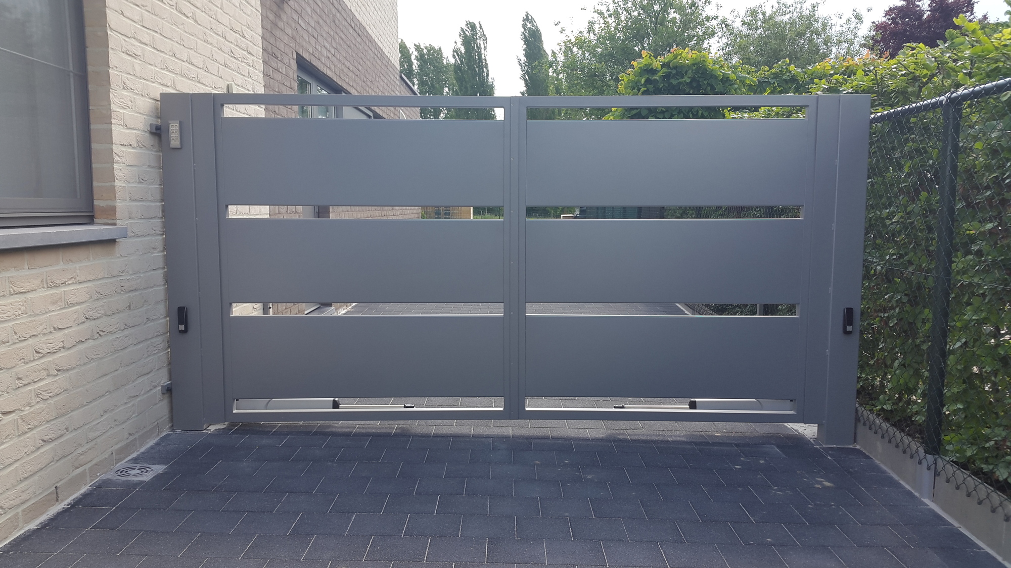 Moderne poort met metalen U bakken