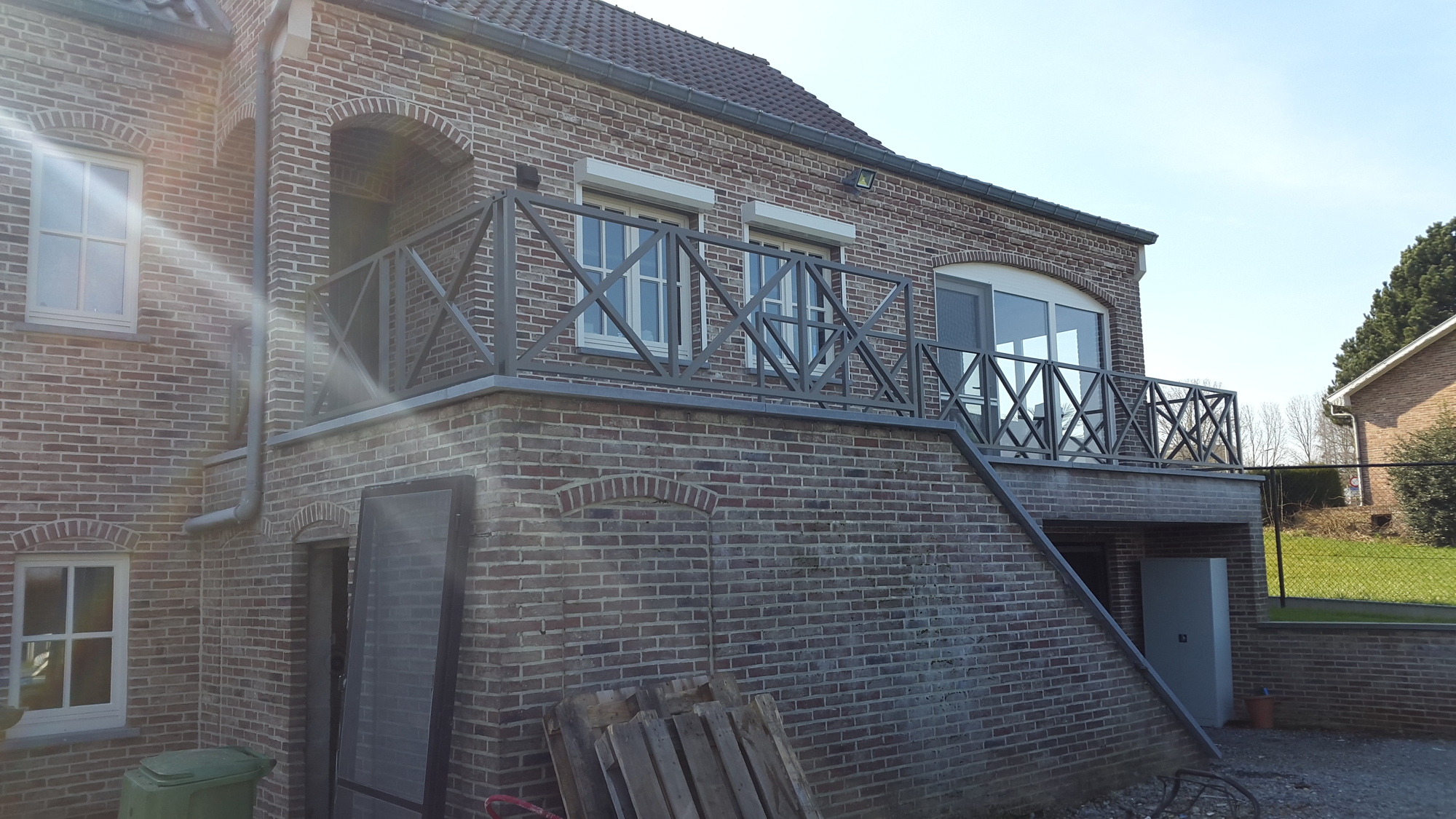 Balustrade met kruizen