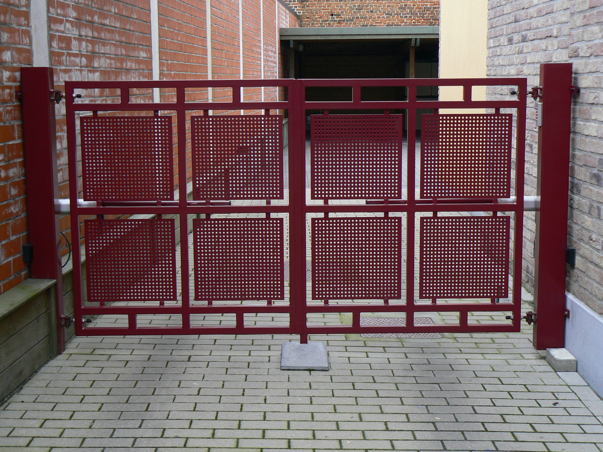 Moderne poort met perfo plaat