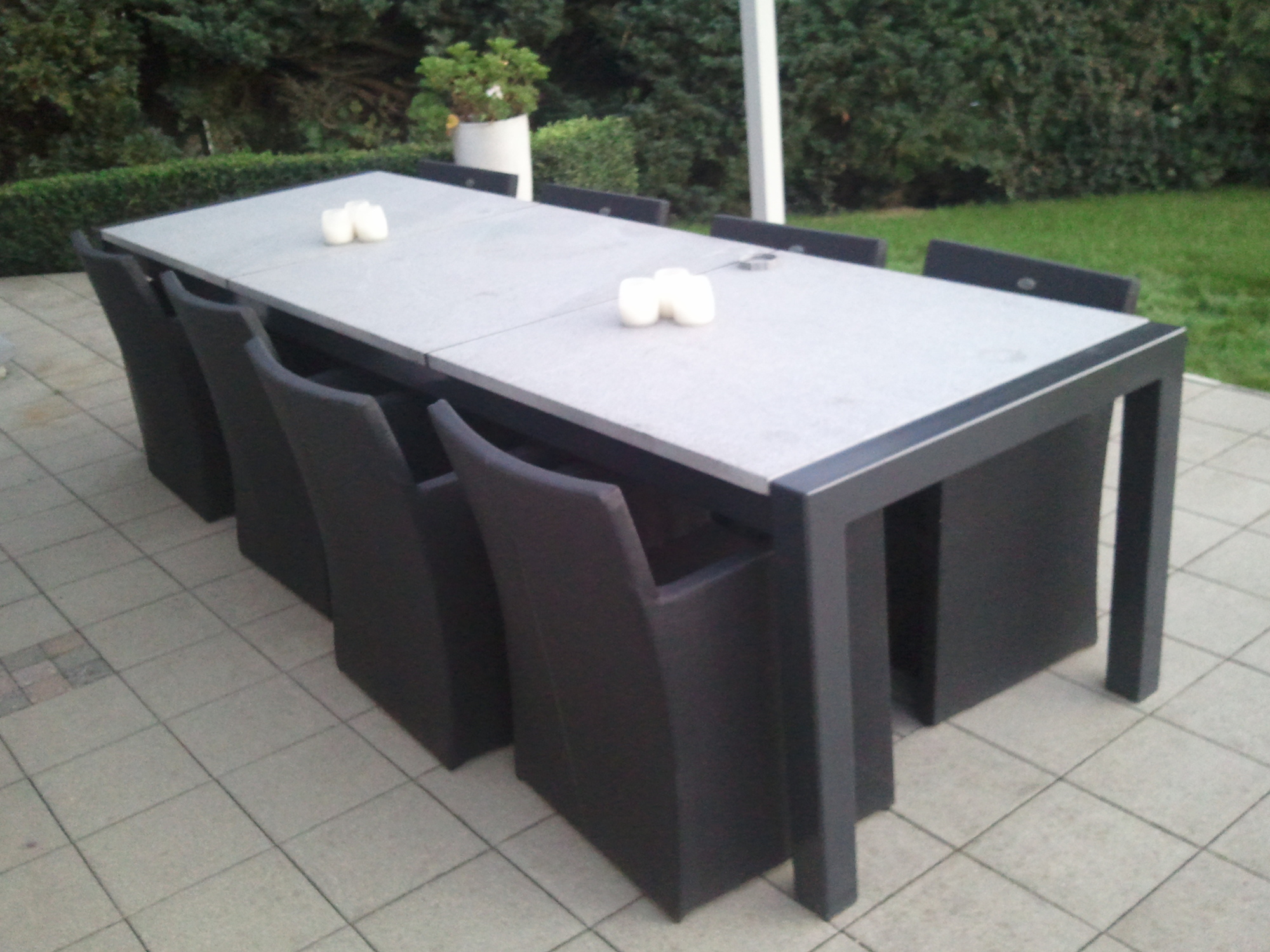 Metalen tafel met granieten blad