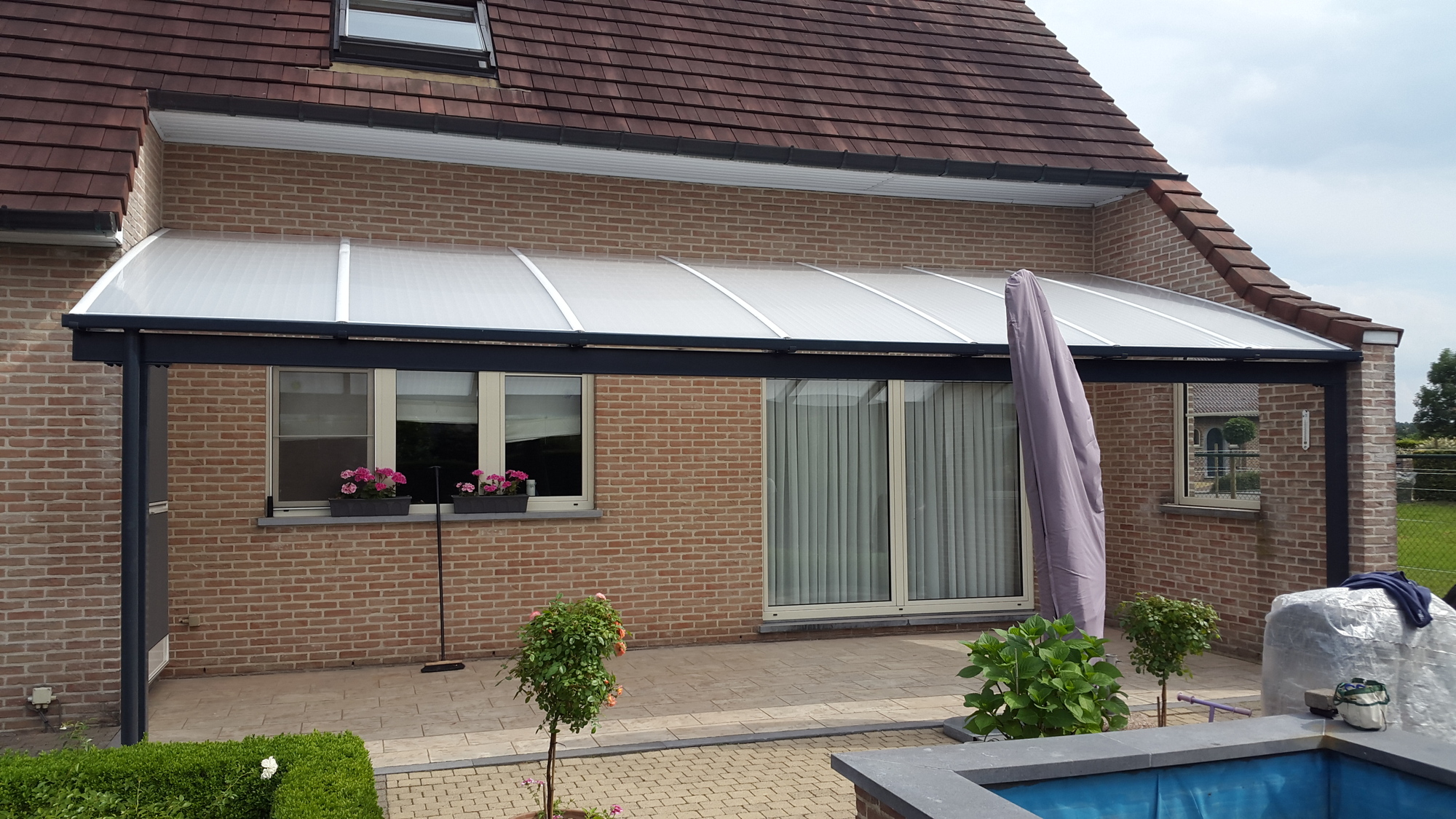 pergola met een licht rond aflopend dak