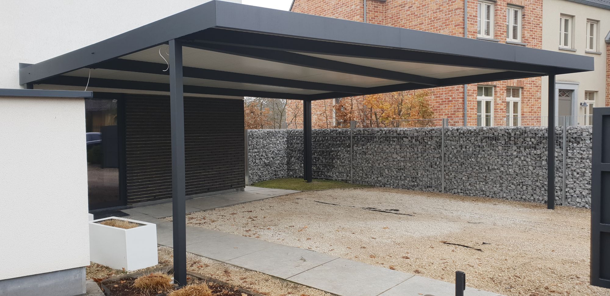 Carport tegen het huis sandwichpanelen