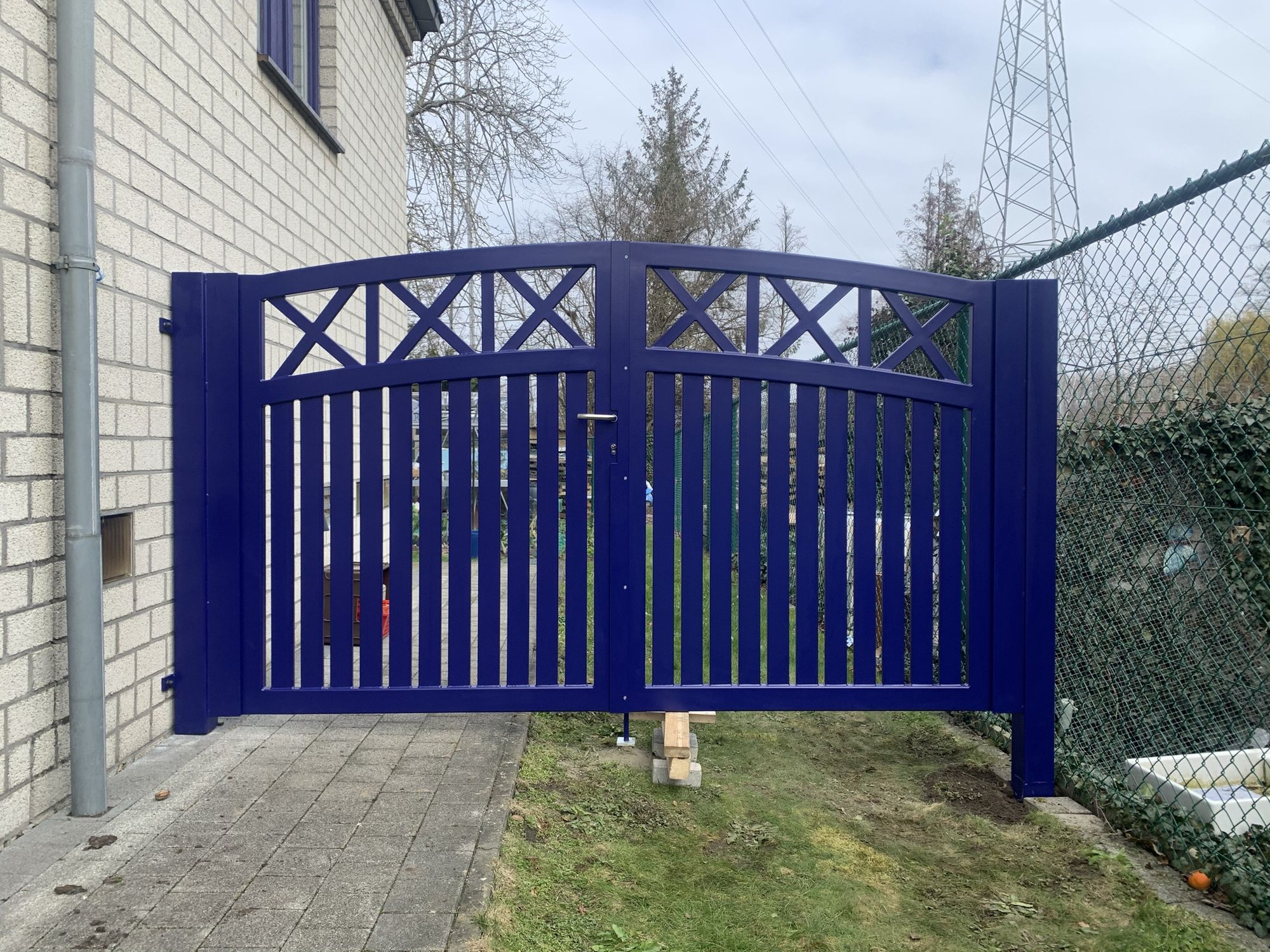 Landelijke poort gebogen met kruizen en latten