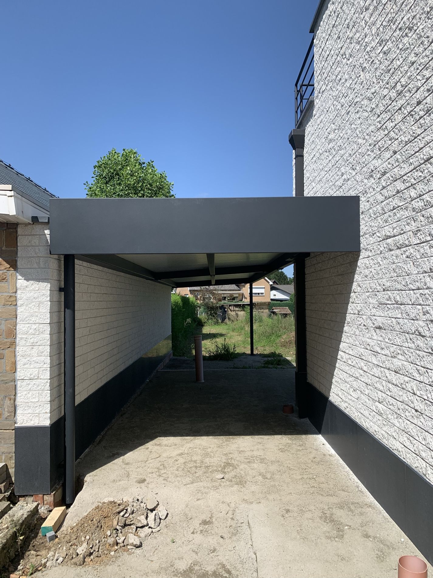 Carport met sandwichpanelen + brede boord