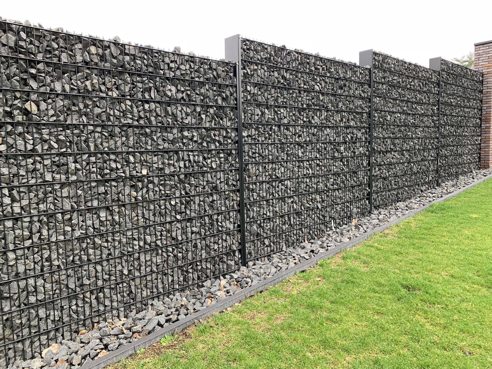 Stenen muur, met basalt stenen.