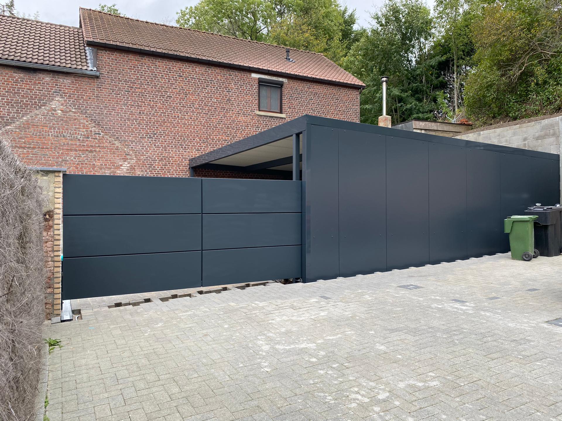 Carport met aansluitend een moderne poort met alu bakken